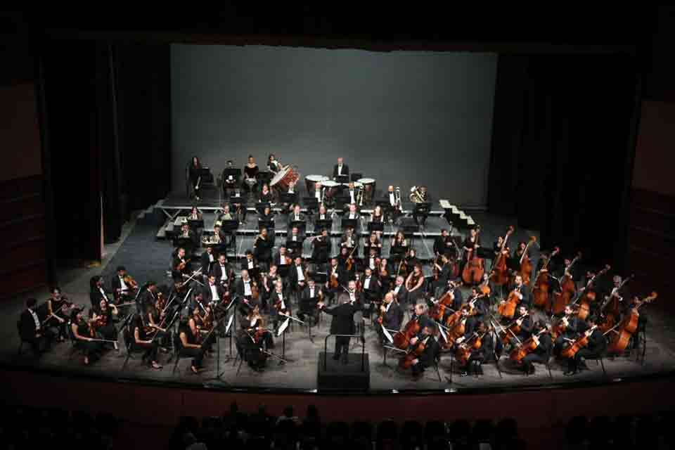 السيمفوني يعزف كارمينا بورانا بقيادة عادل شلبى على المسرح الكبير